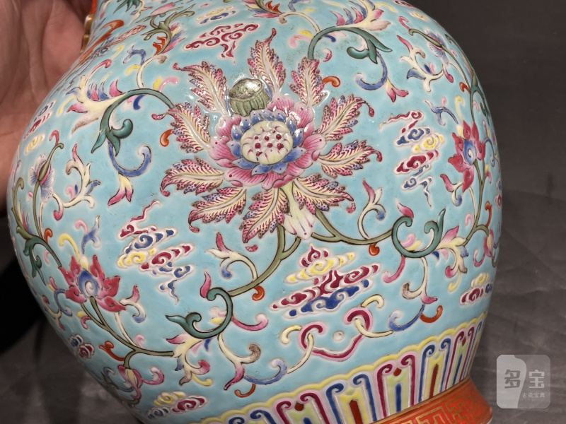 清乾隆 松石绿地洋彩福寿花卉如意万代双耳瓶 - 图9